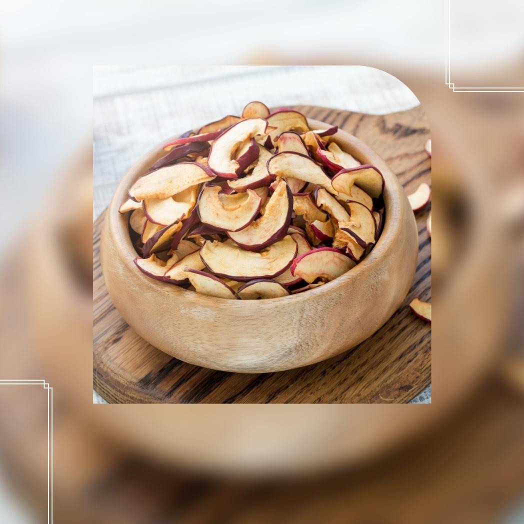 Dried semi-sweet red apples (Idared) In a 100 gram package